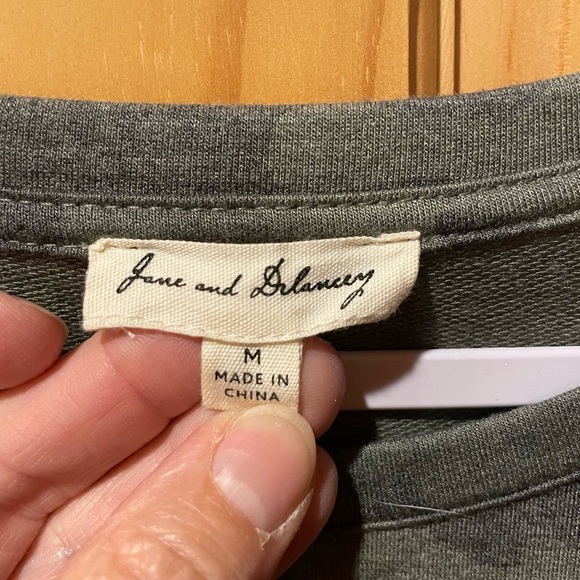 Jane and Delancey Top Camo Green Long Sleeve Womens M used in good condition - Picture 2 of 3